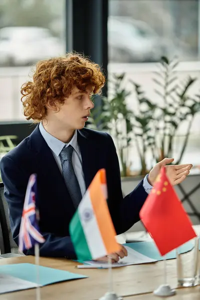 Um jovem delegado debate a posição de seu país em uma conferência da ONU Modelo. — Fotografia de Stock