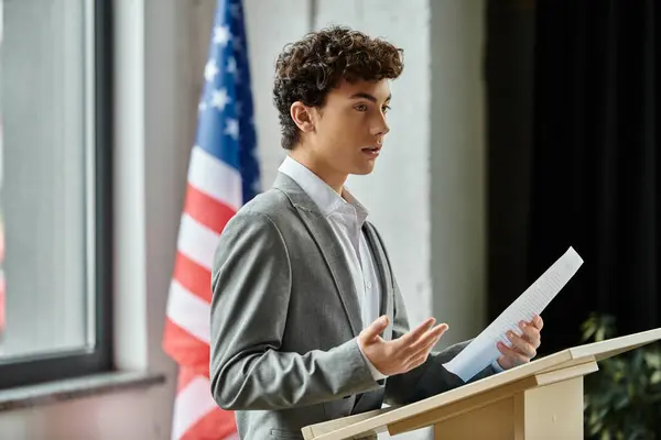 Teenage boy delivers a speech at a UN Model conference. — Stock Photo