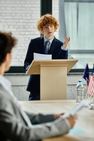 Молодий делегат виступив з промовою на конференції моделі ООН. — Stock Photo
