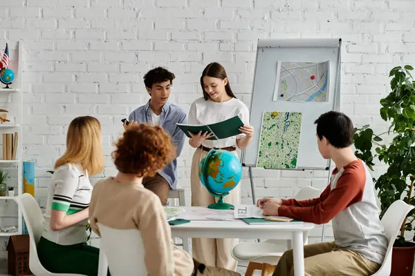 Un grupo de adolescentes participan en una sesión del Modelo de la ONU, discutiendo temas globales. - foto de stock