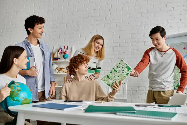 Teens engage in Model UN, discussing global issues and practicing diplomacy. — Stock Photo