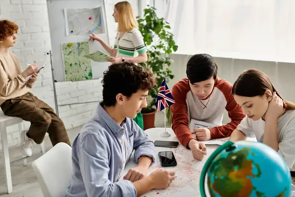 Підлітки працюють разом на карті під час конференції моделі ООН. — Stock Photo
