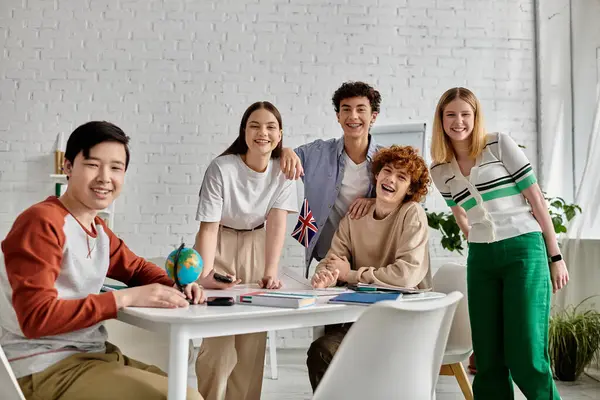 Un groupe d'adolescents dans une salle de classe, souriant et se préparant pour un modèle des Nations Unies. — Photo de stock