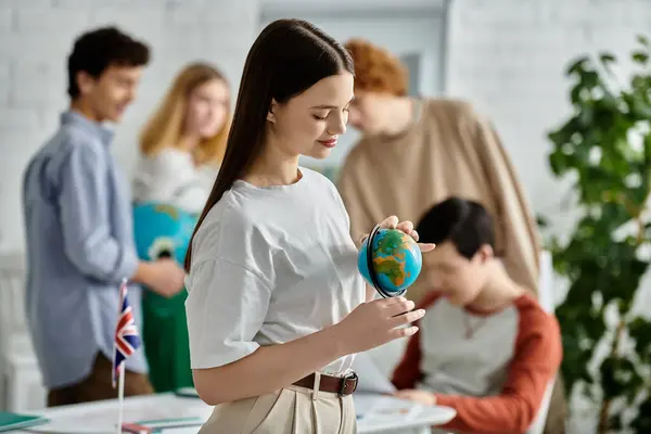 Les adolescents participent à une conférence modèle des Nations Unies, axée sur les questions internationales. — Photo de stock