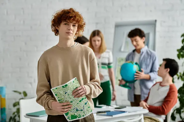 Підліток тримає карту під час моделювання ООН. — Stock Photo