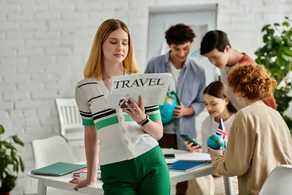 Adolescentes participan en un animado debate durante una Conferencia Modelo de la ONU, centrada en temas globales. - foto de stock