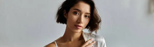 Una giovane donna asiatica in una veste bianca e biancheria intima — Foto stock