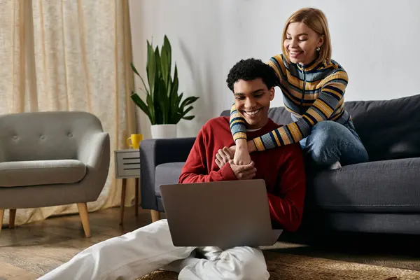 Um casal multicultural feliz desfruta de uma noite relaxante juntos em seu apartamento moderno. — Stock Photo