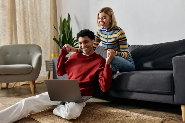 Una coppia felice e multiculturale si diverte a trascorrere del tempo insieme nel loro appartamento moderno. — Stock Photo
