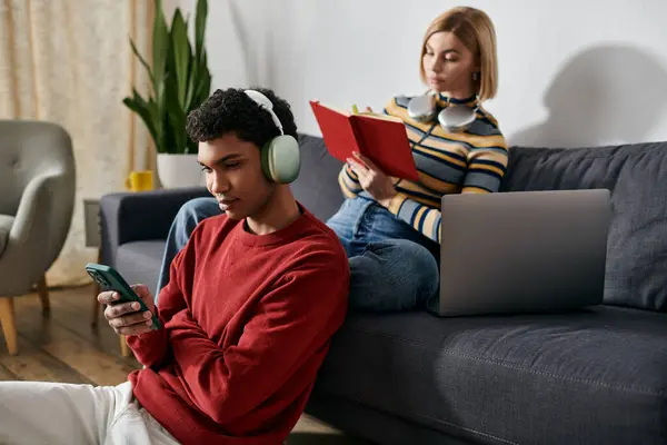 A diverse couple enjoys a relaxed afternoon together in a modern apartment. — Stock Photo