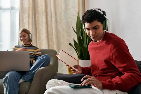 A multicultural couple spends time together in their modern apartment. — Stock Photo