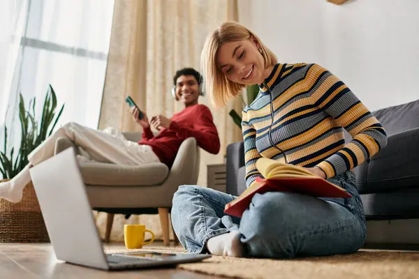 Una felice coppia multiculturale trascorre del tempo insieme in un appartamento moderno. — Foto stock