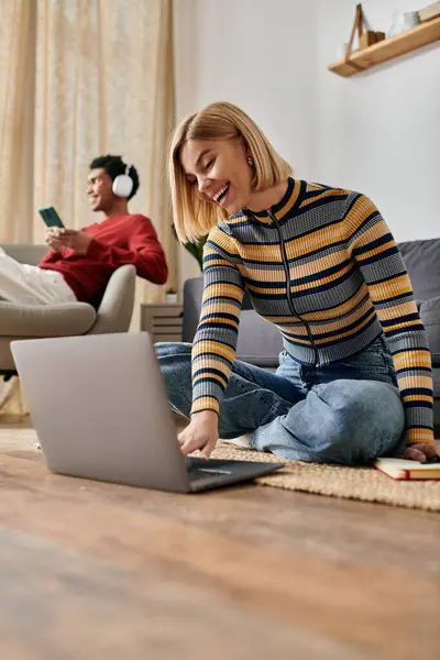 Ein glückliches Paar genießt einen entspannten Abend zusammen in einer modernen Wohnung. — Stockfoto