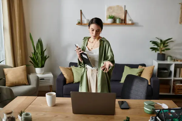 Eine Frau steht in ihrem Home Office und präsentiert Informationen während eines Videogesprächs. — Stockfoto