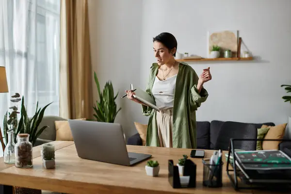 Femme célèbre journée de travail à distance au bureau avec ordinateur portable. — Photo de stock
