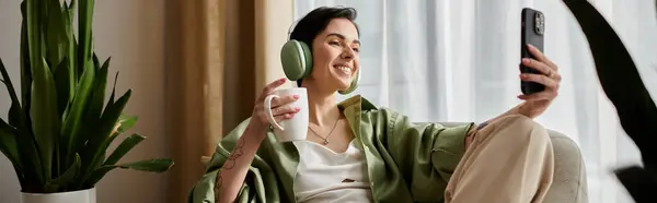 Una donna si siede a casa, godendo la sua giornata di lavoro, caffè, e un sorriso. — Foto stock