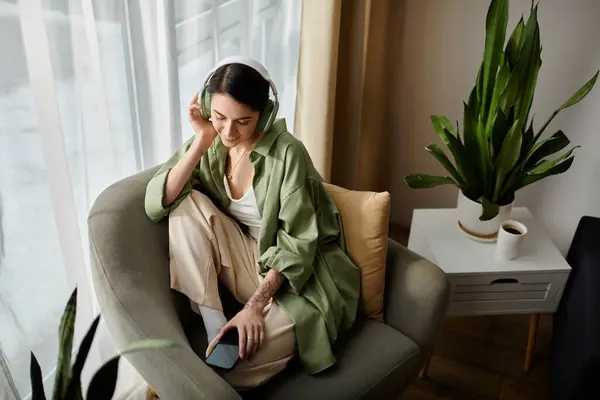Woman in chair with headphones, finding peace while working from home. — Stock Photo
