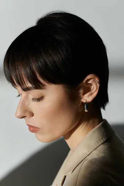 Un primo piano di una donna attraente con i capelli neri corti guardando verso il basso. — Foto stock