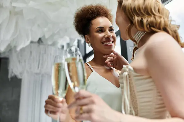 Ein glückliches lesbisches Paar stößt auf seiner Hochzeitsfeier an. — Stockfoto