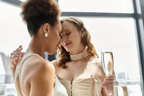 A lesbian couple shares a tender moment at their wedding, surrounded by love and happiness. — Stock Photo