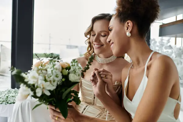 Duas noivas abraçam-se no dia do casamento, partilhando um momento terno de amor. — Fotografia de Stock