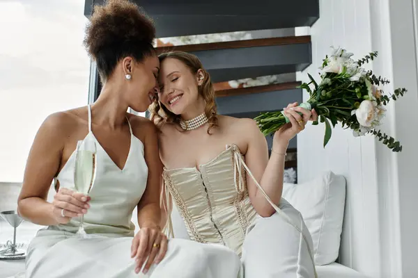 Duas noivas compartilham um momento terno no dia do casamento. — Fotografia de Stock