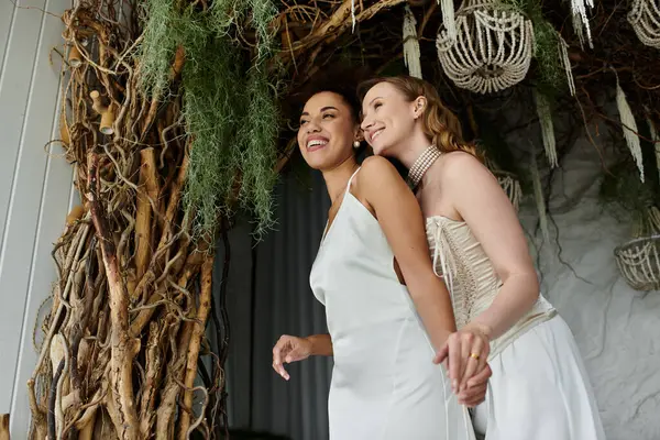 Duas noivas estão sorrindo em sua cerimônia de casamento. — Fotografia de Stock
