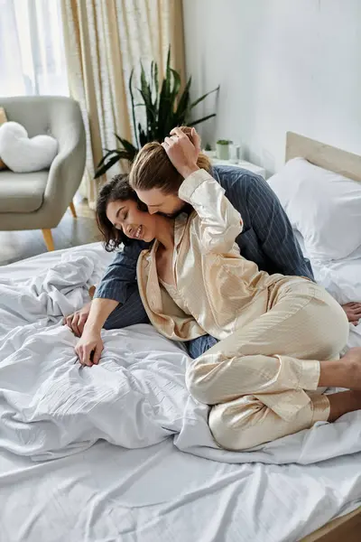 A loving couple cuddles in bed, enjoying a relaxed and intimate moment. — Stock Photo