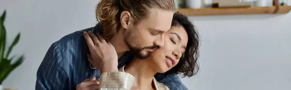 A couple embraces in a tender moment, finding solace in each others presence. — Stock Photo