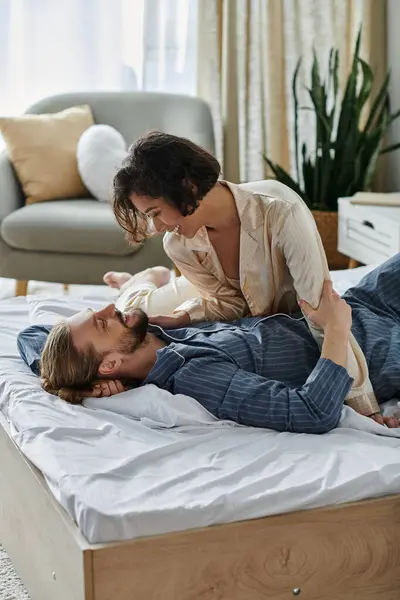 Una coppia amorevole condivide un momento tenero su un letto nella loro casa. — Foto stock