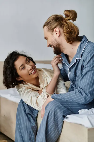 A loving couple enjoys a relaxing moment together at home, dressed in comfortable pajamas. — Stock Photo