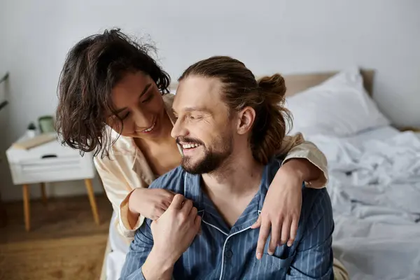 Um casal amoroso desfruta de uma manhã aconchegante juntos em casa. — Fotografia de Stock