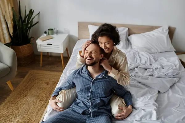 Пара сміється і сміється разом у ліжку в яскравий ранок. — Stock Photo