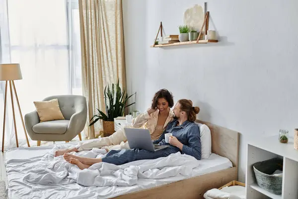 A loving couple cuddles in bed together, enjoying a relaxing morning. — Stock Photo