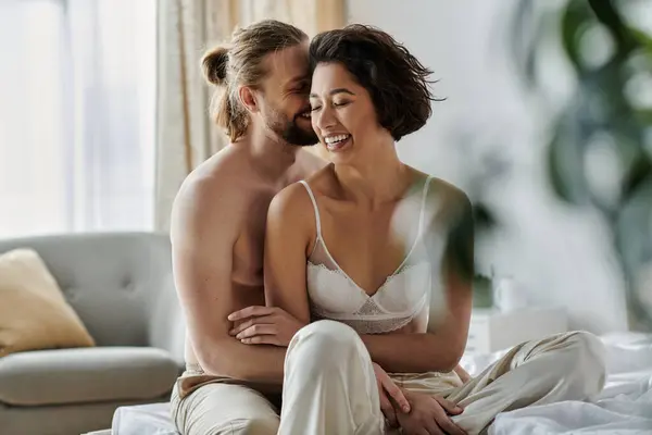 Пара ділиться ніжним моментом, сміючись разом у ліжку. — Stock Photo