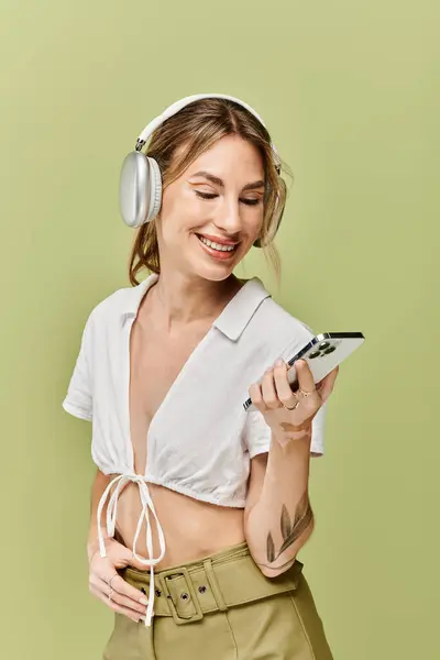 A young woman with vitiligo poses in a white summer outfit against a green background. — Stock Photo