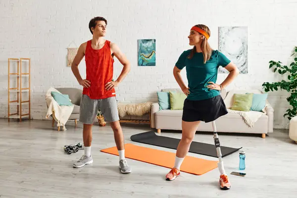 Mulher com perna protética e namorado se preparar para o treino em tapetes de ioga em casa. — Fotografia de Stock
