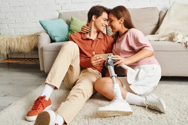 A couple sits on a fluffy rug, sharing a tender moment. — Stock Photo