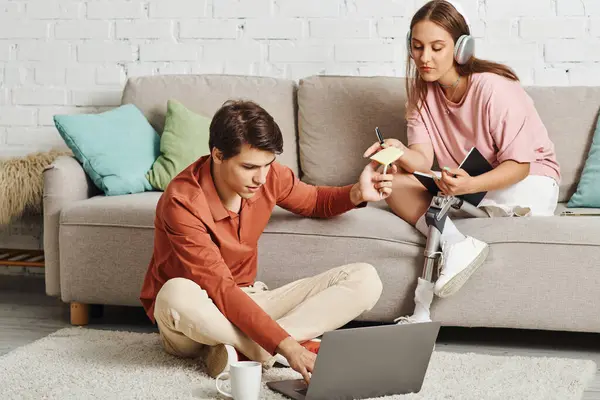 Una giovane coppia trascorre del tempo insieme nella loro casa. — Foto stock