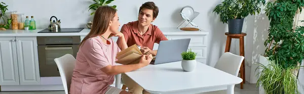 A woman with a prosthetic leg sits with her boyfriend, enjoying each others company. — Stock Photo