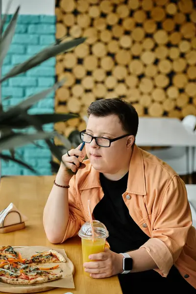 A man enjoying a slice of pizza and a refreshing drink in a cozy cafe. — Stock Photo