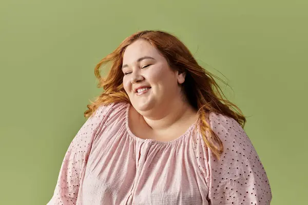 A woman with long red hair smiles brightly. — Stock Photo