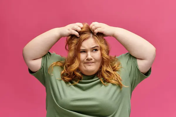 A woman pauses in thought, adjusting her hair. — Stock Photo