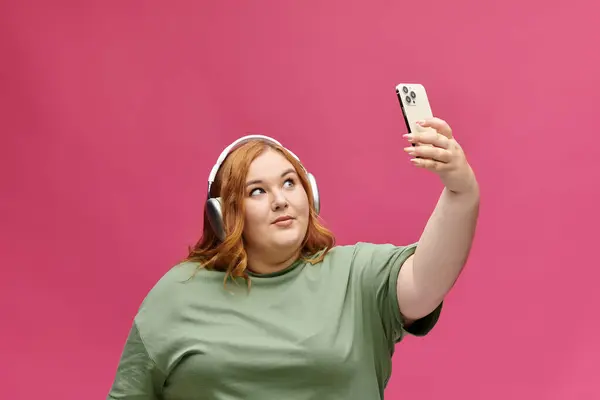 Una donna si fa un selfie con il telefono. — Foto stock