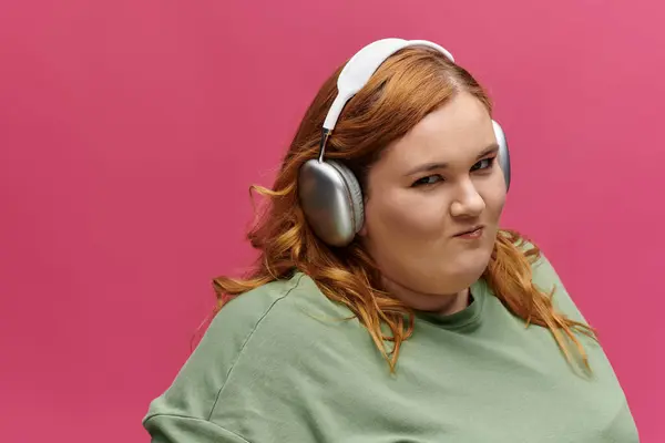 A plus-size woman wearing headphones leans her head slightly, her skeptical expression evident. — Stock Photo