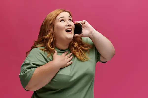 A woman, dressed in elegant attire, receives good news on the phone. — Stock Photo