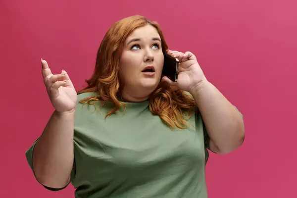 Uma mulher com cabelo ruivo fala ao telefone, sua expressão surpreendeu. — Fotografia de Stock