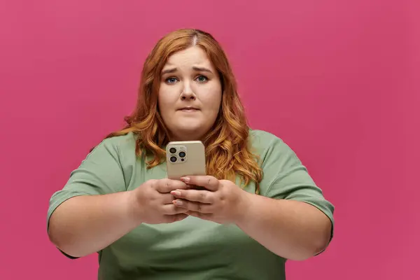 A woman checks her phone with a look of concern. — Stock Photo