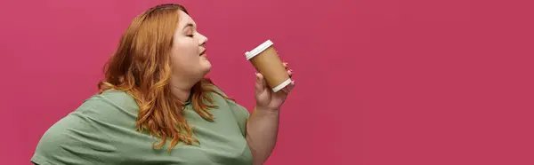 A woman enjoys the scent of her coffee. — Stock Photo