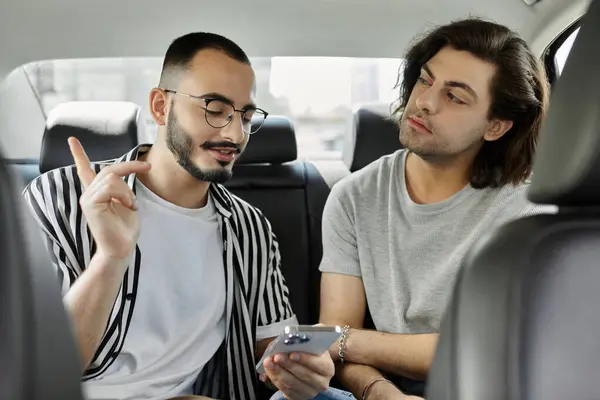 Due uomini seduti sul sedile posteriore di una macchina, impegnati in una conversazione. — Foto stock